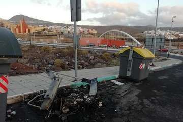 Los bomberos sofocan un incendio de contenedores en El Cascajo de Los Llanos de Telde/TA.